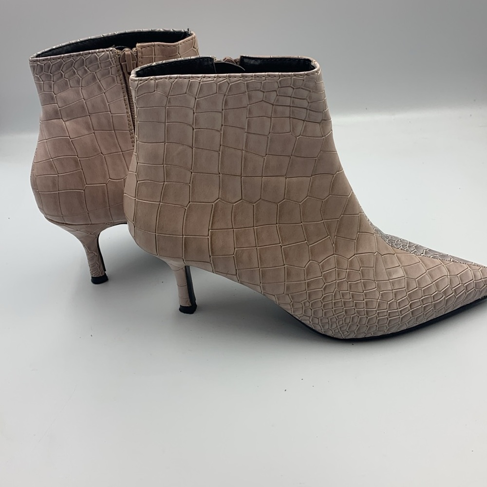 Alligator pattern heeled booties. - Picture 2 of 4